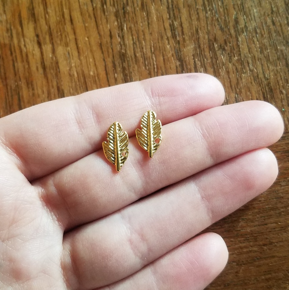 NWOT Gold Leaf Feather Studs - Picture 8 of 11